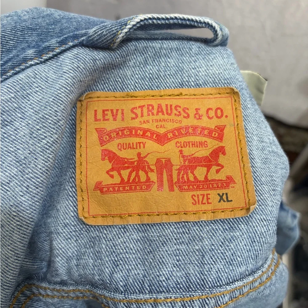 Levi's Classic Light Blue Denim Trucker Jacket Rugged Vintage Inspired Stonewash